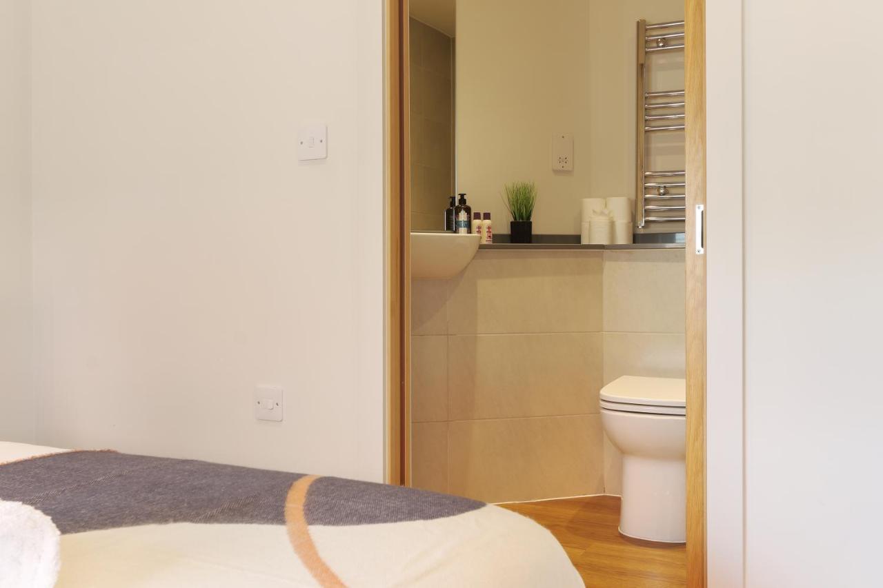 Modern 2-Bed Apartment, Free Parking, City Centre, Netflix & Pet Friendly - Hosted By Stay Host Save شيفيلد المظهر الخارجي الصورة